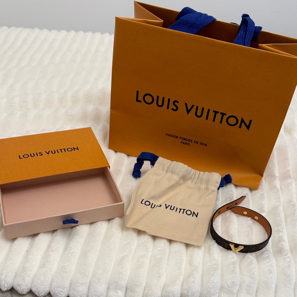 Louis Vuitton Essential V Bracelet